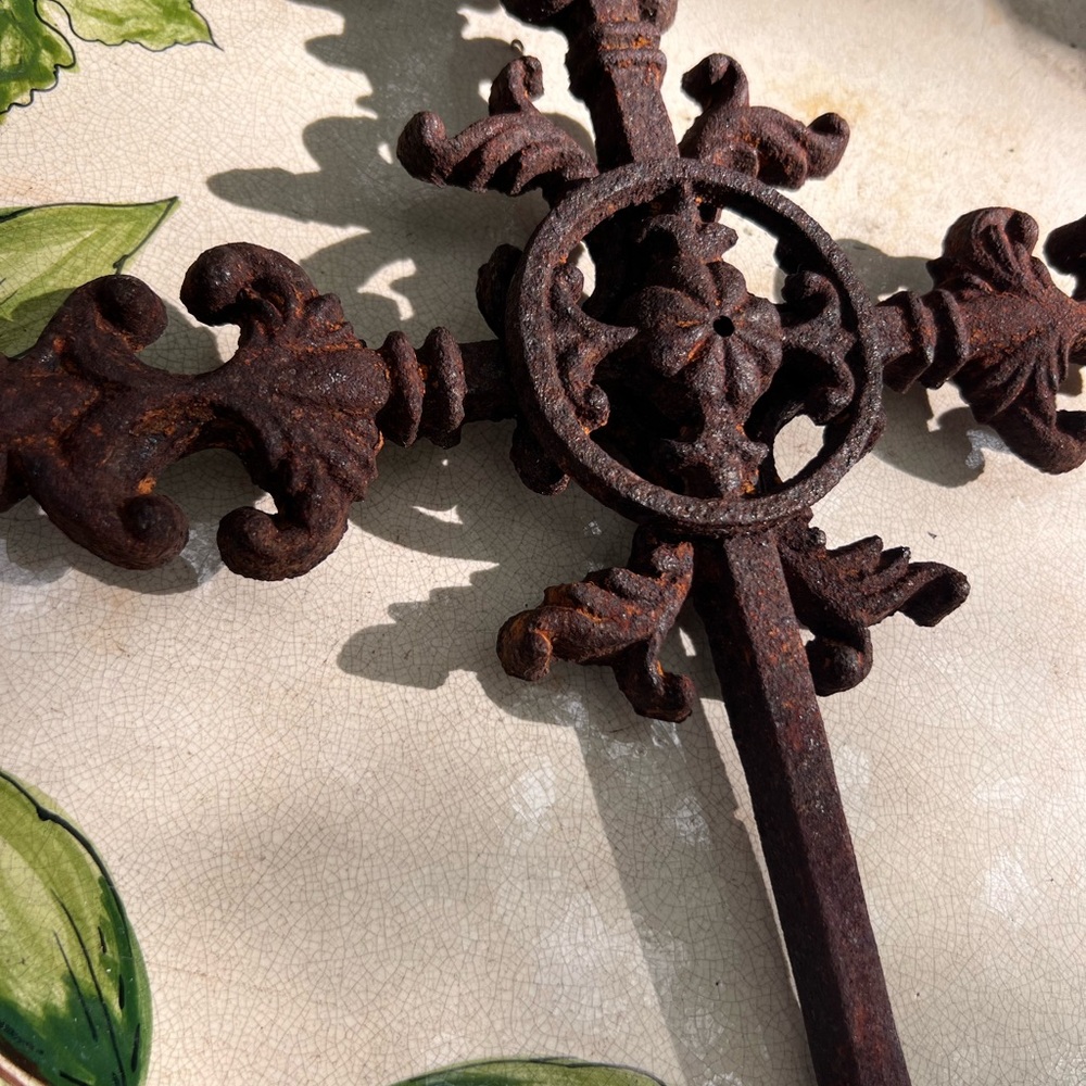 Beautiful Rustic Iron Cross Decor Rusty Had it hanging in garden - Picture 4 of 10